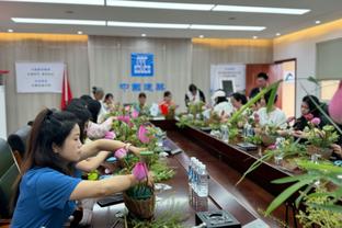 查尔莫斯：詹姆斯会把装备摆地上让人绕行 拖布：他还有专属座位~